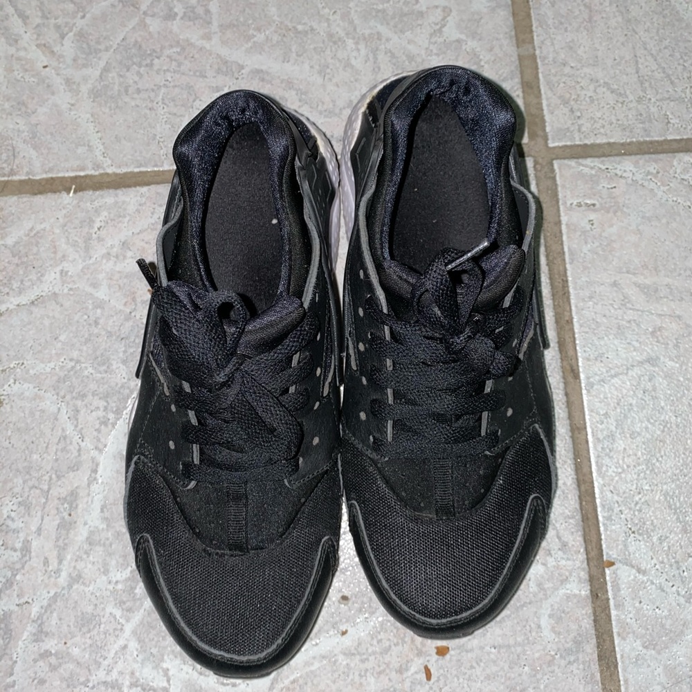 Black and white huaraches